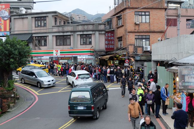 やはりみんな夕暮れ時の前を狙ってくるんでしょうね。<br /> 狭い路地を人混みをかき分けつつ前進。