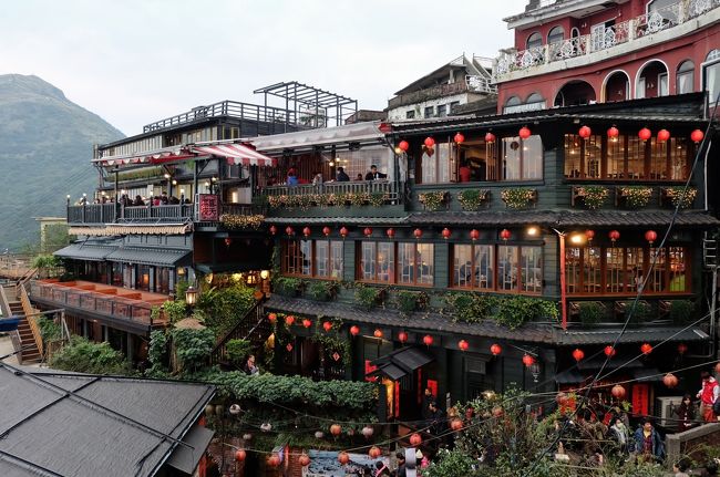 なるほど、ここですか。<br /> 確かに風情がありますね。<br /><br />日が暮れるまでいようかとも思いましたが、帰りのバスを心配して名残惜しいがそこそこにして引き返す。<br /><br />帰りのバス停はちょっとした戦場状態。<br />バスが着くやいなや、行儀よく、だがやや中途半端に並んでいた日本人たちにお構いなく、傍若無人な中国人や韓国人の若い女の子らの軍団らが乗り口に殺到。<br />きっとこうなるであろうことを想像していた自分も彼らに負けてなるものかと、大人気なく割り込む。<br />（一応、本来の順番をキープする程度に）<br />が、このバス、意外に収容人数が多く、結局それまで並んでたほぼ全員が乗ることができました。<br />めでたしめでたし。<br /><br />で、帰りもすっかり暗くなった夜道を飛ばしに飛ばして、SOGO前のバス停まで一時間で戻ってきた。<br /><br /> 次は、行天宮へ。<br /> 着いたのは7時くらいでしたが、仕事帰りの人たちで中はいっぱい。