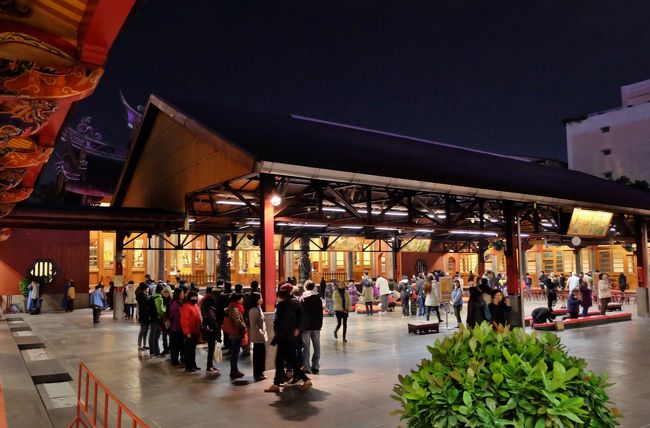 祈りの順番を待つ列に並んでいる間、言葉を発する人もなく、静かな時間が流れてました。<br /><br />その静けさの中、祈りの際に投げる三日月型の小石（？）のカランカランという音だけが響いてました。<br /><br />そんな厳かな夜の行天宮を出ると、向かうは台北戲棚（TAIPEI EYE）。