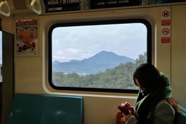 到着後、まずは川沿いを散策。<br /> 冬の時期の朝なのでまだ開いてる店もそう多くなく、静かな雰囲気。