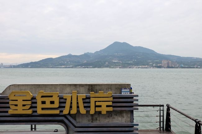 一本内陸側の道に入ると、お約束の市場が。