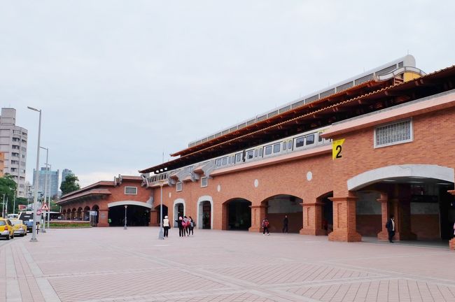 ここ淡水には、夏の夕暮れに来るのが良さそうですね。<br /><br /> 市内に戻り、孔子廟に。<br />なにやらイベントの準備中で、たくさんの孔子様たちで賑わってました。