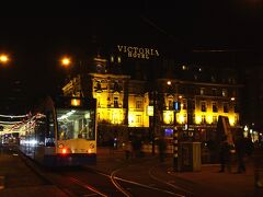 「ＶＩＣＴＯＲＩＡ　ＨＯＴＥＬ」という文字が目立つ「パーク プラザ ビクトリア アムステルダム　ホテル」です。
駅の正面に建ち、ダム広場に続くダムラック通りの入り口なので、たいへん便利な四つ星ホテルです。
