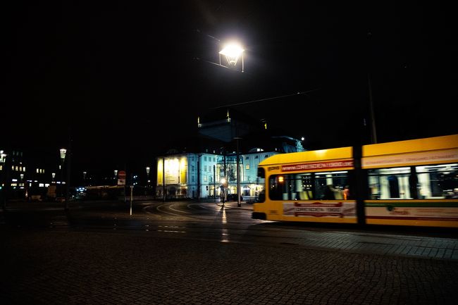 トラムに乗って聖母教会近くのホテルへ向かいます。