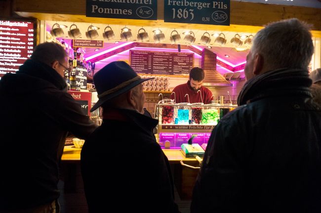 広場ではクリスマスマーケットがまだ開かれていました。