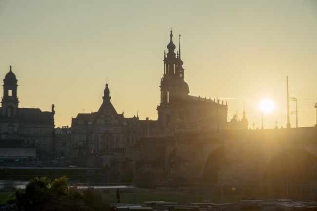 エルベ川の橋を歩いてみます。