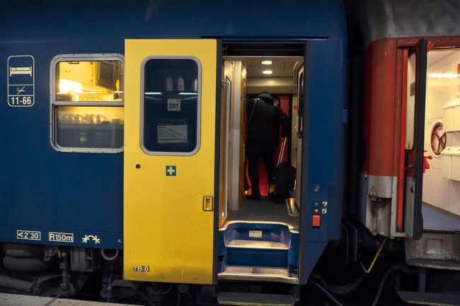 で、なんやかんやで<br />夜行列車でハンガリーの首都ブダペストへ向かいます。