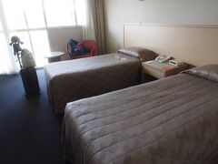 翌日の早朝に日本に帰るため、クライストチャーチ空港の近くの宿に
泊まりました。
本当に空港の隣にあります。

Sudima Hotel Christchurch.
このホテル、立地条件はいいのですが、
部屋がカビ臭かったです。
結構古いのかもしれません。