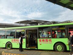 15：30　バスが発車し、20分ほどで高鐵桃園駅に到着。バスは座席定員制で、広々とした荷物スペースがありました。

今回は事前に高鐵3DAYパスを台北ナビで購入。駅でまず3DAYパスを交換し、座席指定をしてもらわなければなりません。インフォメーションで尋ねたところ、有人カウンターの一番左のカウンターを案内されました。

前回台中に行った時、台中→台北の新幹線が２時間ほど先まで満席でかなり待ったため、すぐ予約が取れるか心配しましたが、すんなり次に乗ることができました。