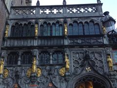 続いて聖血礼拝堂。名前が怖い・・。十字軍が遠征で持ち帰ったといわれるキリストの聖血を収める教会だとか・・。ちょっと怖い画の写真を撮ったのですが写真はカットで、、、。