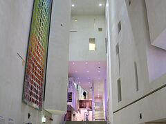 トリニティ・カレッジの裏手にある国立美術館へは、同大学の正門から歩いて５分ほど。

ショッピングなどで賑わうトリニティ・カレッジ脇の大通りを歩き、目的の場所に来てみると、一見美術館とは分からない、オフィスの裏口のような目立たない外観。

そんながっかり感のある地味な入口を抜けて中に入ると、天井の高い、広々とした壮麗な空間が。

外観はなんだこりゃと思いましたが、この大広間に来て初めて、ここが美術館だということが実感できますね。