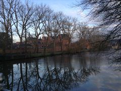 1/20成田→ブリュッセルへ到着し、ブリュッセル市内に宿泊。翌朝ツアーバスで約1時間半ほど移動。最初の観光地はブルージュです。ブルージュはベルギーの水の都と言われています。ブルージュでは、ここ「愛の湖公園」から観光スタート！