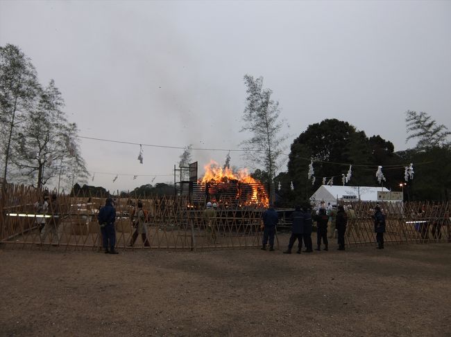 春日の大とんど。
