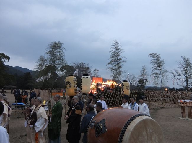 御神火を貰い受け、聖火行列出発。<br />