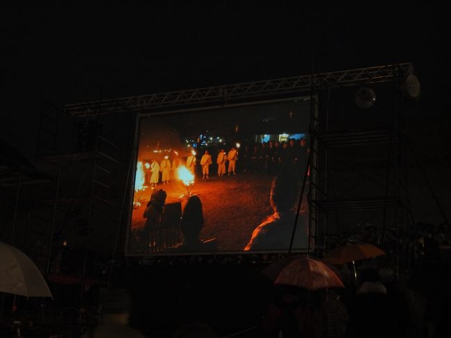 巨大スクリーンで神事を見ることが出来る。