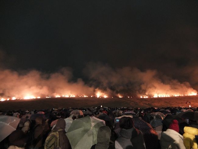 山焼き開始。<br />小雨のため、ちょっと迫力不足。