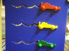 チャンギでトランジット。
シンガポール旅行の時に来た空港なので安心感があります。
広さに圧倒されますね。
子供が遊べる場所が沢山あります。