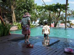 まずはタクシーでホテルへ。
正規料金にちゃっかりチップを要求してきます。
何度か押し問答の後、笑顔に少し渡してしまいました。
後で計算すると、バリの物価からすると中々の額です。
タクシーの運転手って儲かるやろうなと思いました。