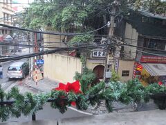 宿の食堂からマーマイ通りを見る。７時１５分