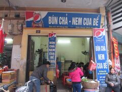 ブン・チャー＆ネム・クア・ベーの食堂
ハンマー通りにあるがこれが店先で、見逃さないように。