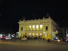 ８時開演までオペラハウス右隣のカフェテラス風のハイランズ・コーヒーで時間をつぶす。
アイスコーヒーとバインミーで54.000ドン