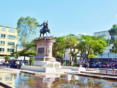 国立劇場や国立劇場が建ち並ぶバリオス広場の中心にはバリオス将軍の像が建つ。ヘラルド・バリオスは1859年から63年までエルサルバドルの大統領としても活躍した。