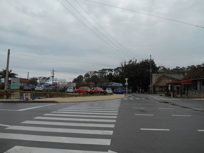 川平湾の前の道路です。少し駐車場もあります。