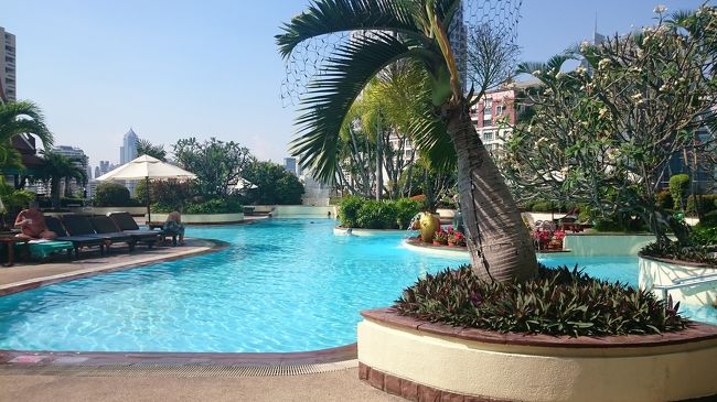 このホテルに決めた理由は、このプール。<br /><br />日頃の疲れをリセットするのも旅の目的なので、プールでまったりできそうなホテルを探しました。<br />