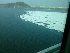 漢江が　凍っている・・・

足元スースー　冷蔵庫の中にいるようですが　車内は温かい。
外は如何なんだろう？