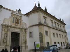 バスで丘の上にある、世界遺産に登録されたコインブラ大学にやって来ました。
左の「鉄の門」から中に入ります。