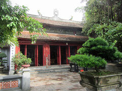  ホアンキエム湖には小さな島がありそこには玉山祠という寺院があります。玉山祠へは橋がかかって渡れるようになっていて入場料は橋の手前で支払うことになります。
　玉山祠の見所の一つが巨大な亀（スッポン）のはく製です。ホアンキエム湖には巨大がスッポンが生息している言われています。

　玉山祠の見学したあと、私は両替をしようと思い両替所を探したのですが見つかりません。銀行はありましたが円の両替はしてくれませんでした。結局はATMへ行きクレジットカードで現金を引き出しましたが無駄な時間を使ってしまった気がします。結果論ですがハノイは両替所があまりないので銀行で滞在日数分の現金を両替しておくべきでした。
　現金を手にした私は当日夕方の水上人形劇のチケットを購入し、コーヒーを飲んだりしてのんびりとした時間を過ごしました。
