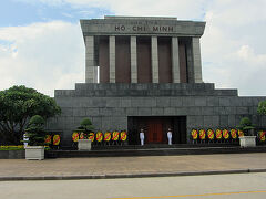 　ホーチミン廟は入口に衛兵が立ち近づくことすら許されません。しかし、午前中は内部を見学できるそうです。