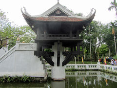  ホーチミン廟は内部を見学できないのですぐに立ち去るしかありません。すぐ近くにある一柱寺へ行ってみました。思った以上に小さな寺でした。小さな池のに立つ太い柱の上に寺院が乗っているように見えます。