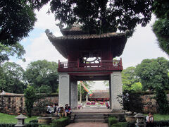 文廟は孔子を祀る孔子廟として1070年に建てられました。

当日はどこかの大学の卒業式があったようで学生たちがたくさん集まり敷地内は大混雑。本堂の前では大勢で並んで記念写真を撮ったり、帽子を投げる儀式などをやっていました。