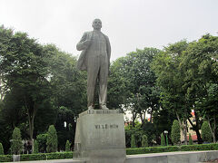 　途中でレーニン公園を通りました。ここの公衆トイレを借りました。使用料は近くで洗濯をしていたおばさんに払いました。