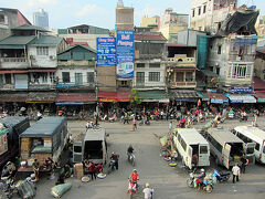 　ドンスアン市場は衣類関係が中心に売られていますが見学していて面白いところではありません。市場の2階に上がり外を眺めると市場にやってきたトラックから積み荷を乗せたりおろしたりしています。周囲のレトロな街並みの風景に自然に溶け込んで良い感じです。