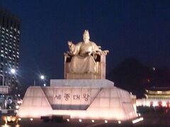 ライトアップされている。
世宗大王像。　文化会館の前に有ります。