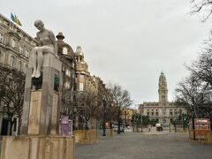 市庁舎。
ここでカウントダウン花火が行われたはず。

アパートメントからずーっと上り坂で15分くらい。
昨日の私たちのヨレヨレ状態だと、行かなくて正解でした。

まずここに来たのは、ツーリストオフィスでポルトカードを受け取るため。
出発の3週間くらい前に、Webでポルトカードを購入して日本の自宅に届くはずでした。
大体10日前後で届くと書いていたので、多少遅れても出発に間に合うだろうと思ってたんだけど、一向に届く気配なし。
出発数日前に、まだ届かないとメールしたところ、「旅行中に自宅に届いたポルトカードを送り返すと約束してくれるなら、もし出発までに届かなかった場合オフィスに来れば代わりのカードを用意しておく」と言われていたのです。
オフィスに行ってみたら元旦は10時から営業。
あと30分くらいあったので、カフェで朝食食べながら時間つぶすことに。