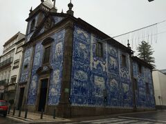 お目当てはこちら。
アズレージョの教会その２、アルマス聖堂。

ボリャオン駅から出てきたら、この青い教会がどーんと現れました。
一面アズレージョってすごいなぁ〜〜。

中はミサ中だったので写真撮れなかったけど、中の壁もアズレージョがありました。