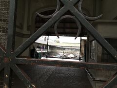 アルマス聖堂から歩いてすぐのボリャオン市場は、元旦だったのでお休み。
残念。