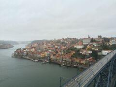 ノッサ・セニョーラ・ド・ピラール修道院からポルトの街を見ることに。

風もかなり強く、雨に打たれながら急な斜面を登ってたどり着きました。
さすがに誰もいなかった。

これぞポルトの景色、青空で見たかったなぁ…（泣
