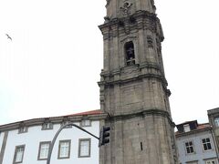 教会の裏にはクレリゴスの塔があります。
この塔がポルトガル一高い建物とか…！
確かにリスボンにもあまり高い建物はなかったけど、これで一番とは。

この塔にはのぼることができますが、先ほど対岸側からポルトの街を見ることができたのでこちらはパスしました。
（のぼる気力がなかったともいう）