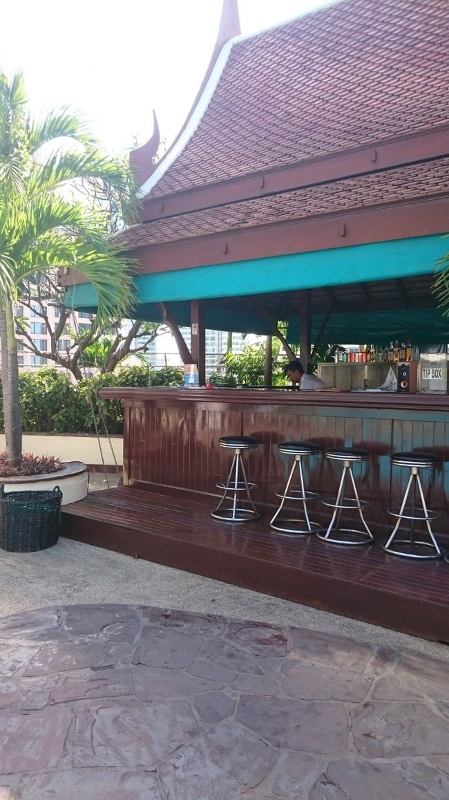 プールにはバーも併設されています。