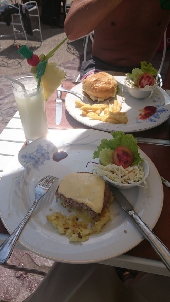 食べかけですみません(*_*)<br /><br />ハンバーガーとChangBeerセットが320B<br /><br />Swessバーガー？(そんな名前)も200Bくらい。<br /><br />プールベッドのところにテーブルセッティングしてくれました。<br />この値段でそこまでしてもらうと気が引けます(^_^;)))<br /><br /><br />居心地良すぎて朝から夕方までプールサイドで過ごしてしまいました。