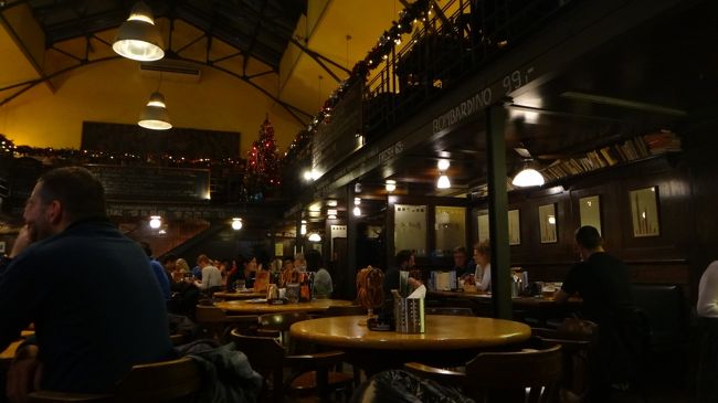 お客さんが多くてタバコもOKのため、空気はかなり悪い感じでした。