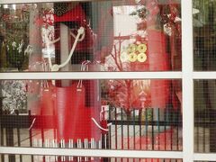 本殿の中には この 「真田 信繁 源次郎」 の
「赤い甲冑」 が展示・保管されている

もちろん本物ではなく 祭事の時に使うものだろう

