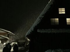次は一気に飛びますが白川郷へ
雪がかなり降ってきて、イメージにあるような雪の白川郷をみることができました