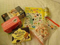 勝立生活雑貨という店に行ってみました。
ちょっとしたお菓子とか台湾の発音文字練習帳とか購入。
帰りがけにスーパーで台湾ビールのはちみつ入りも購入。甘いのかな？