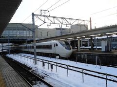米原駅は雪景色。
久しぶりに≪しらさぎ≫に乗った。