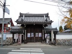 門は閉まっていましたが、この生源寺は天台宗の開祖である最澄が生まれたところに造られたお寺だそうです。